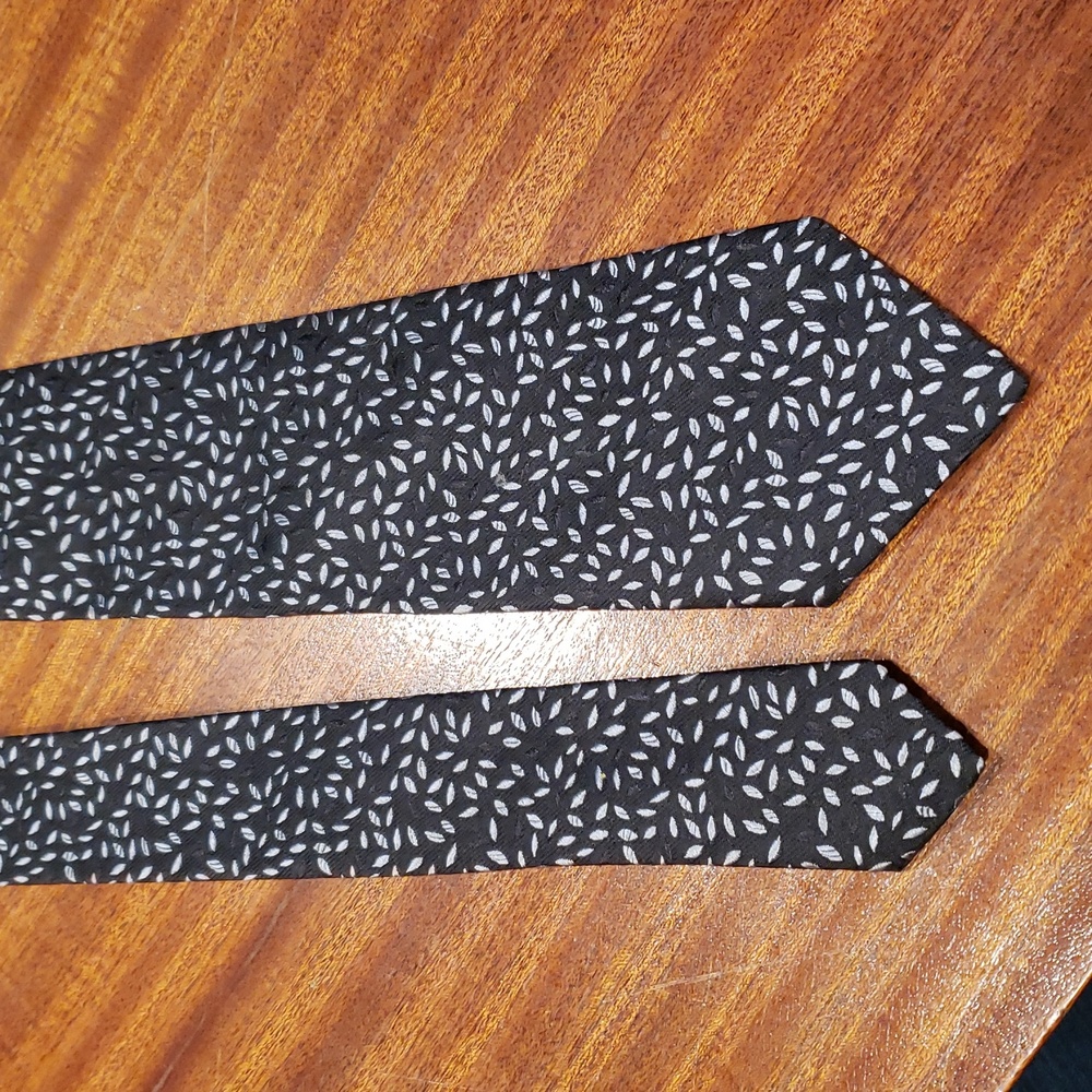 John Varvatos Black and Gray Leaf Pattern Tie - Picture 5 of 7